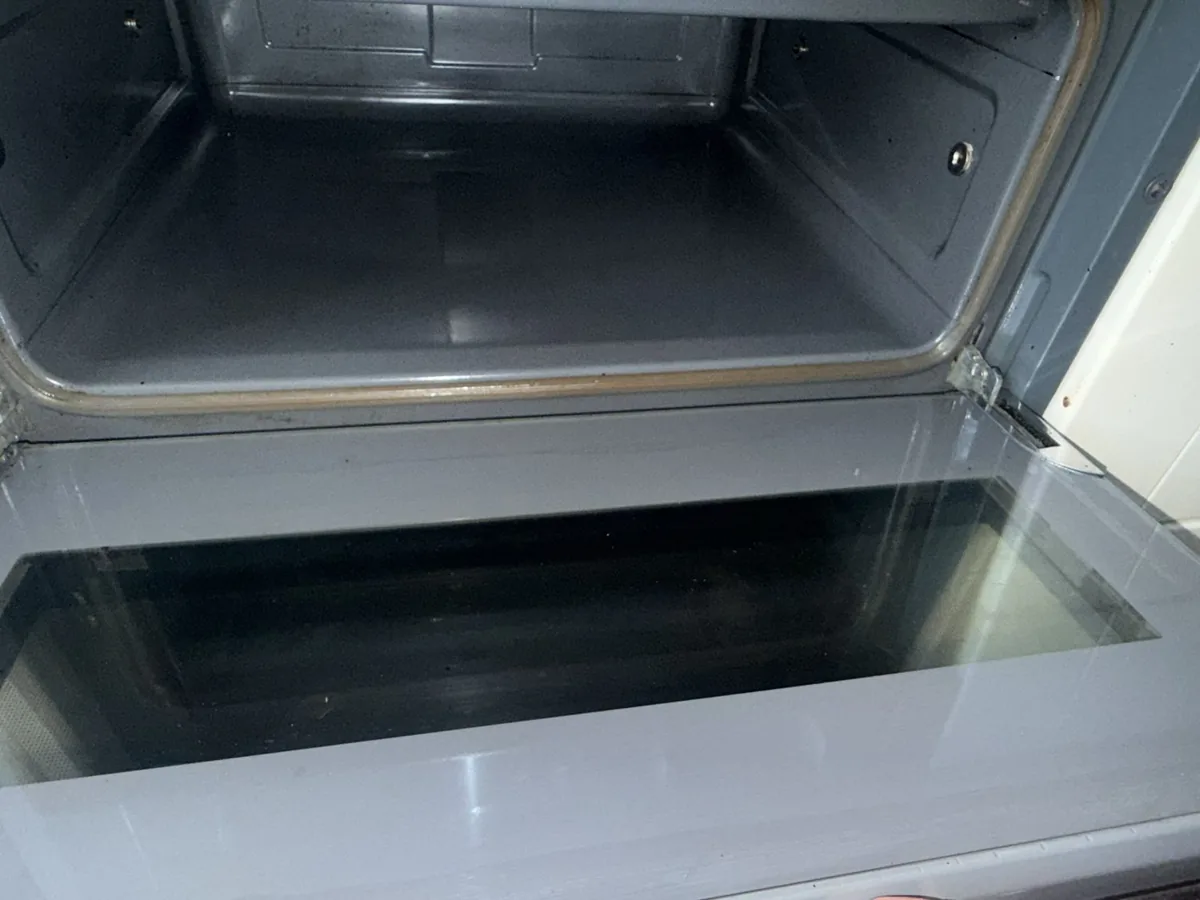 Clean oven interior and door glass after an end of tenancy clean